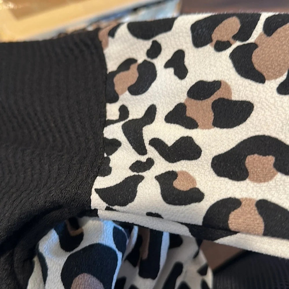 Women’s Medium Black Waffle and Animal Print Material Blouse​ - Picture 4 of 7